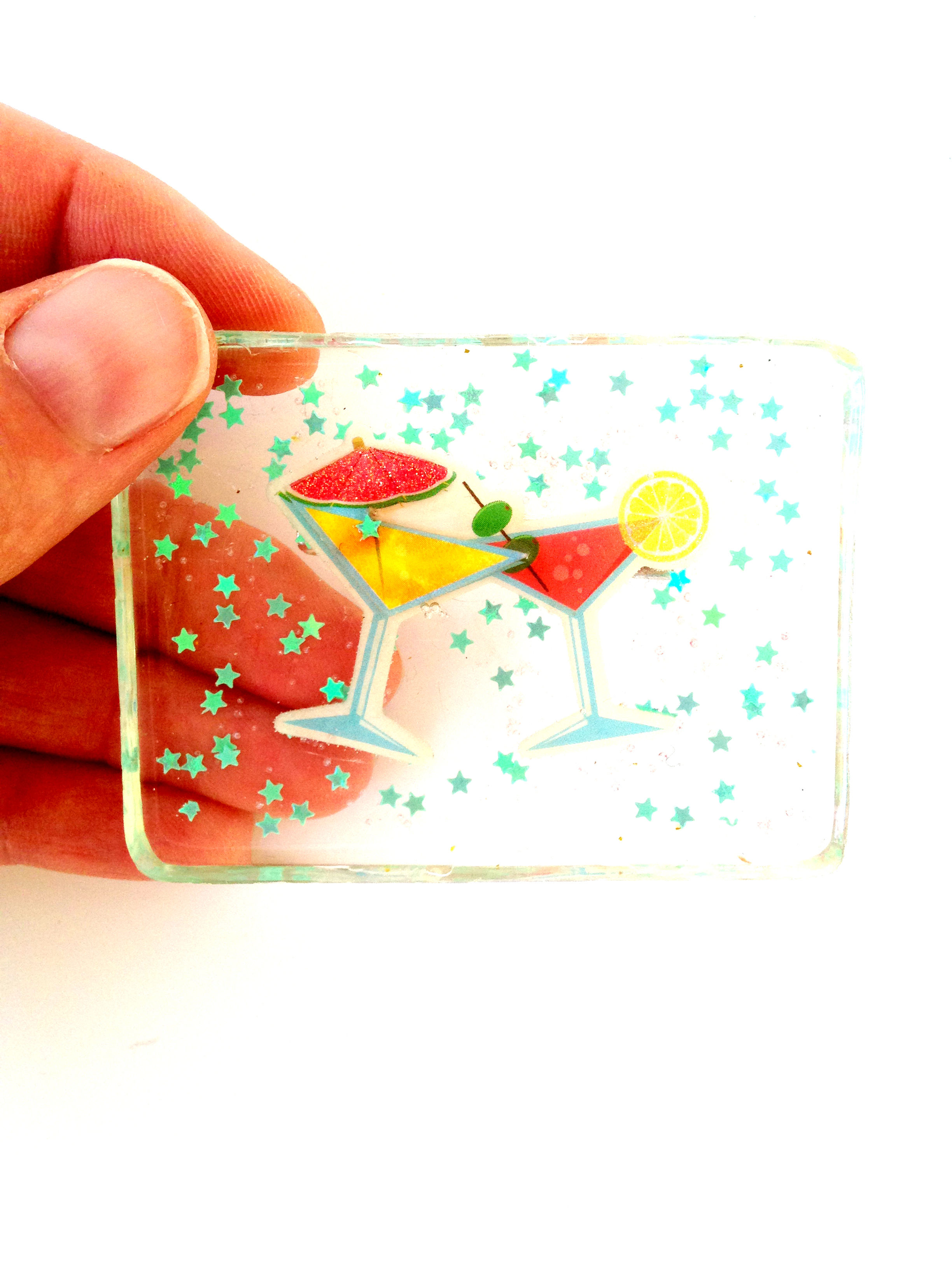 broche transparente en résine faite main avec cocktails