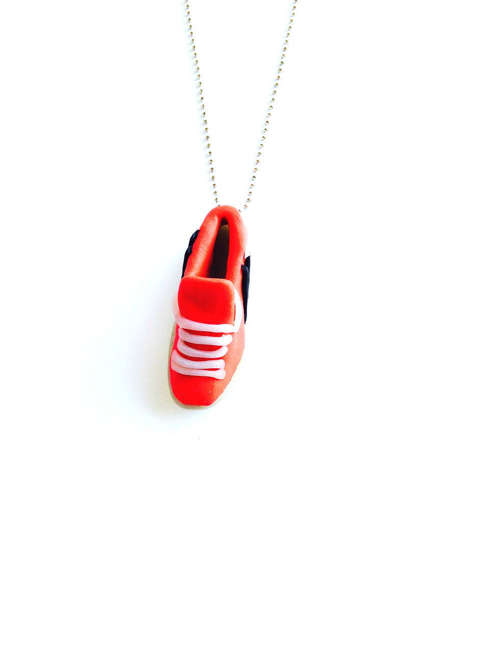 Thumbnail: vue de loin collier basket miniature rose et noire