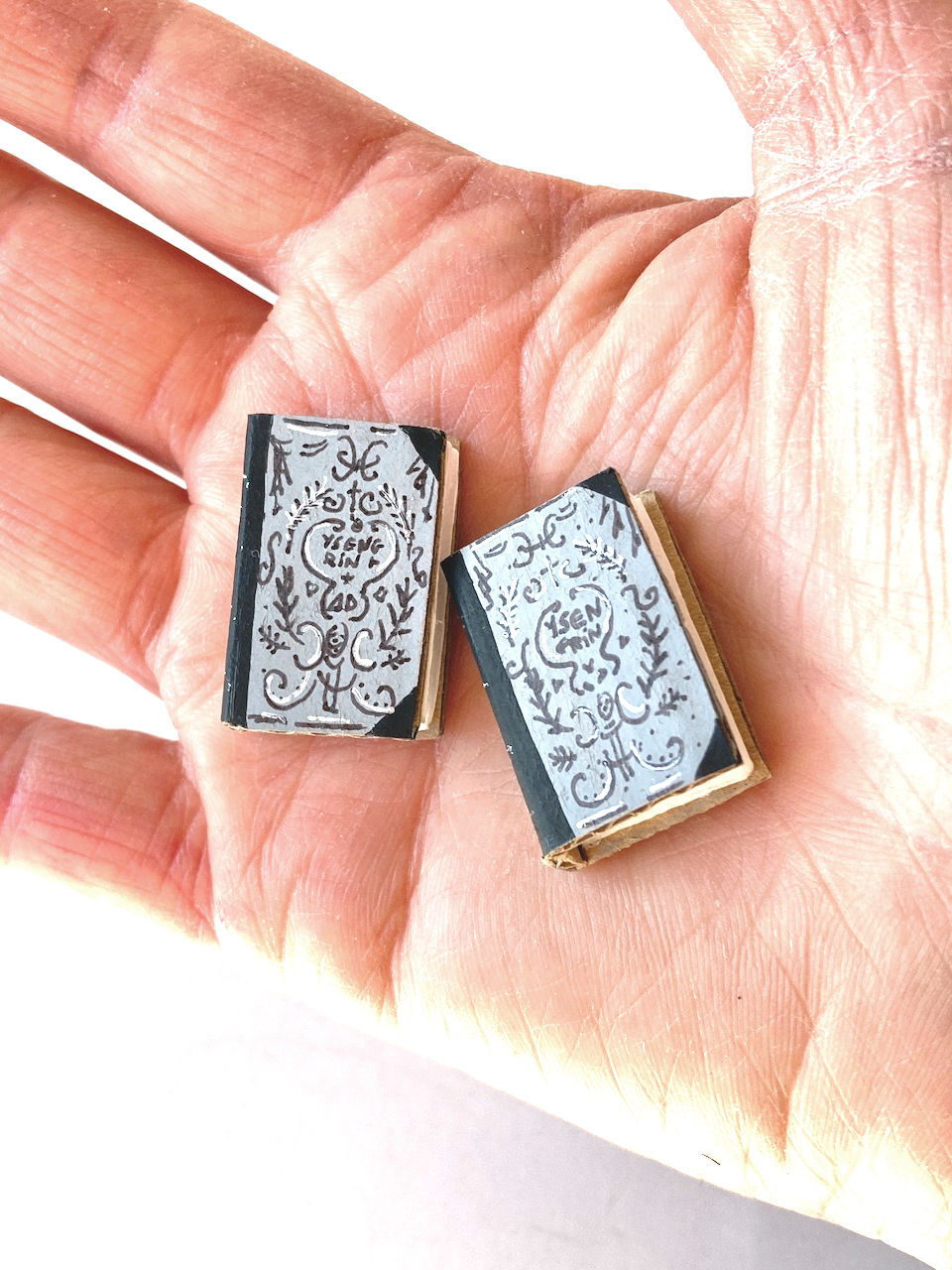 Miniature : Livres miniatures faits main gris et noir lot de 2
