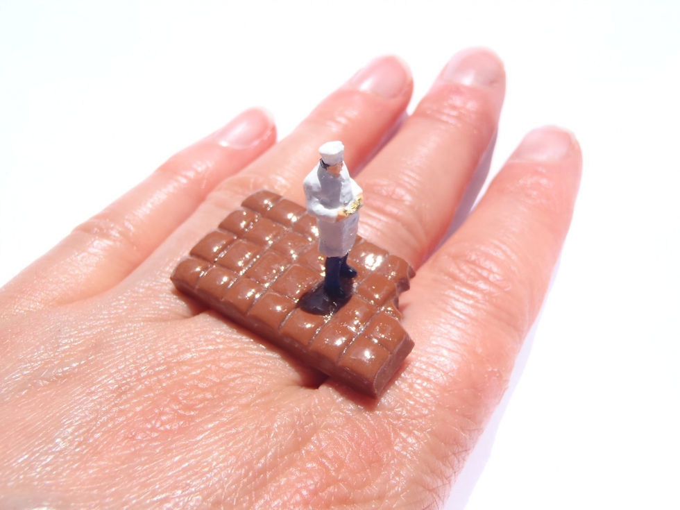 Thumbnail: Bague LE CONFISEUR DÉCONFIT chocolat croqué pâtissier