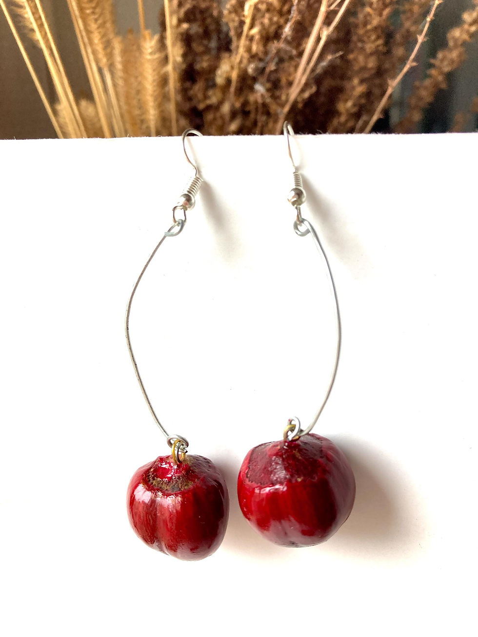Thumbnail: Boucles d'oreilles CERISES NATURELLES créées avec des noisettes