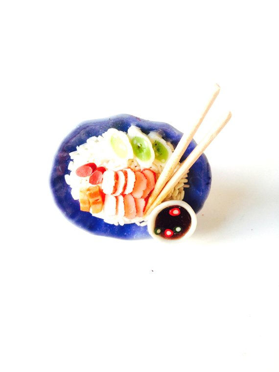Thumbnail: Bague LE RESTAU THAI plat miniature riz porc et baguettes