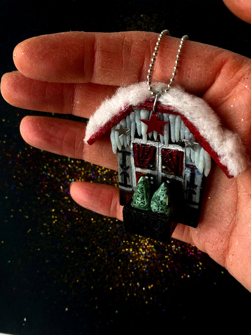Thumbnail: Sautoir Le P'TIT CHALET PAR MOINS DIX mini chalet en bois Calendrier Avent 23 !!