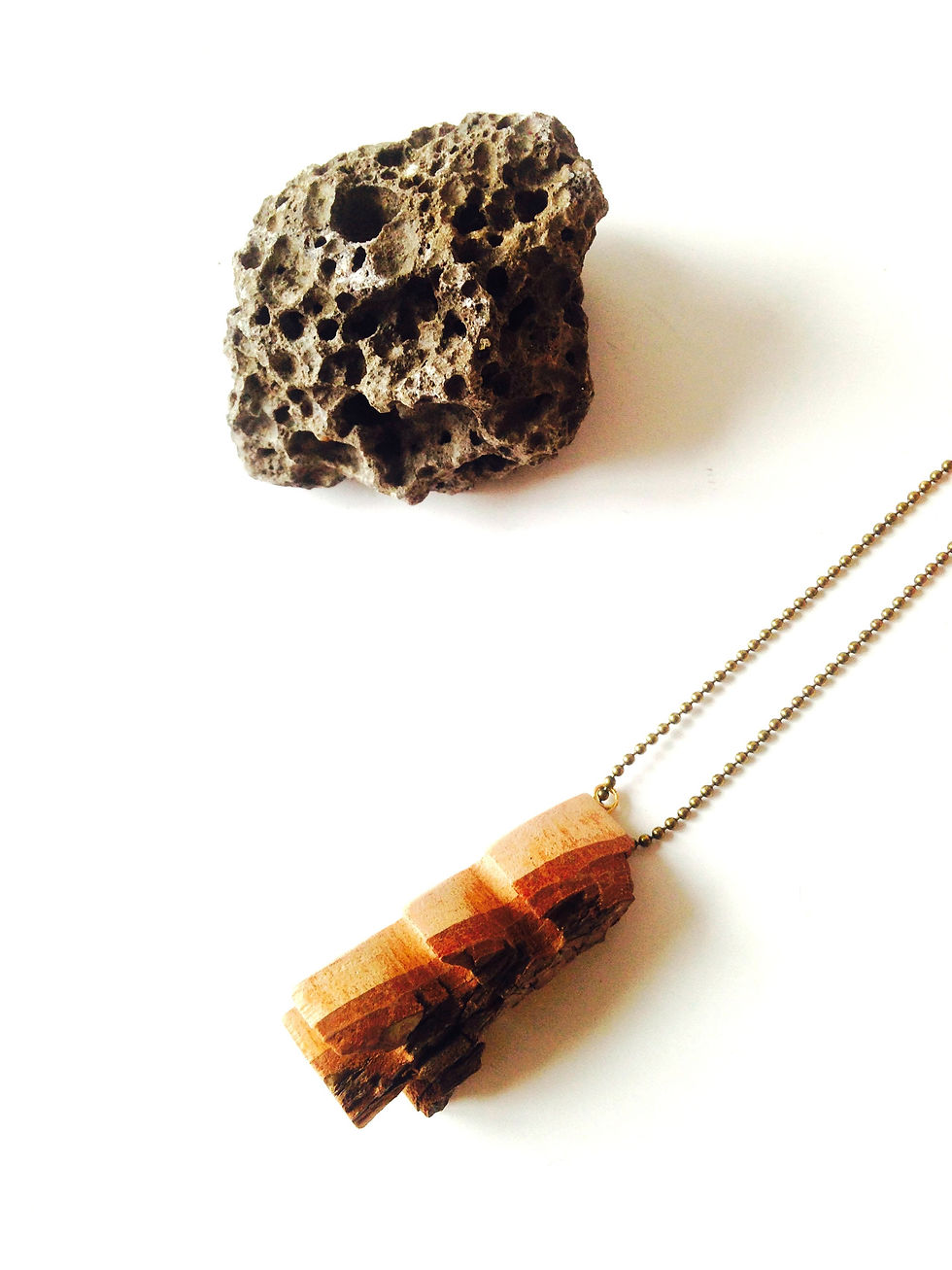 Thumbnail: Sautoir PETIT SAPIN bois et métal création originale chaîne bronze