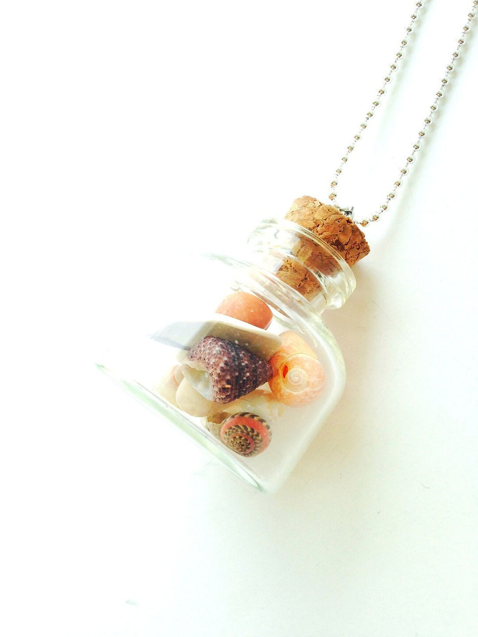 Thumbnail: BRISE DE MER Collier bouteille transparente, remplie de petits coquillages
