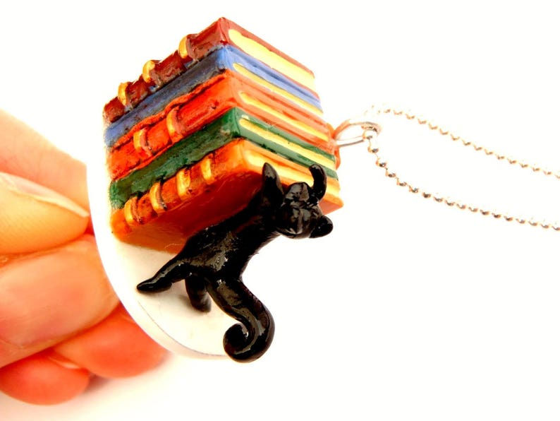 Sautoir L'ÉTAGÈRE DE LIVRES, livres miniatures chaton noir