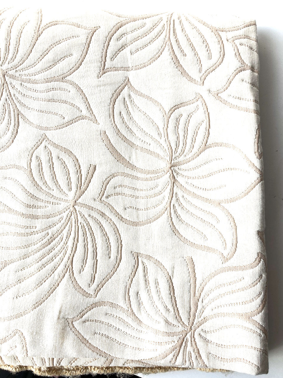 Miniature : coupon de tissu pour tapisser un siege couleur blanc casse avec broderies fleurs beiges