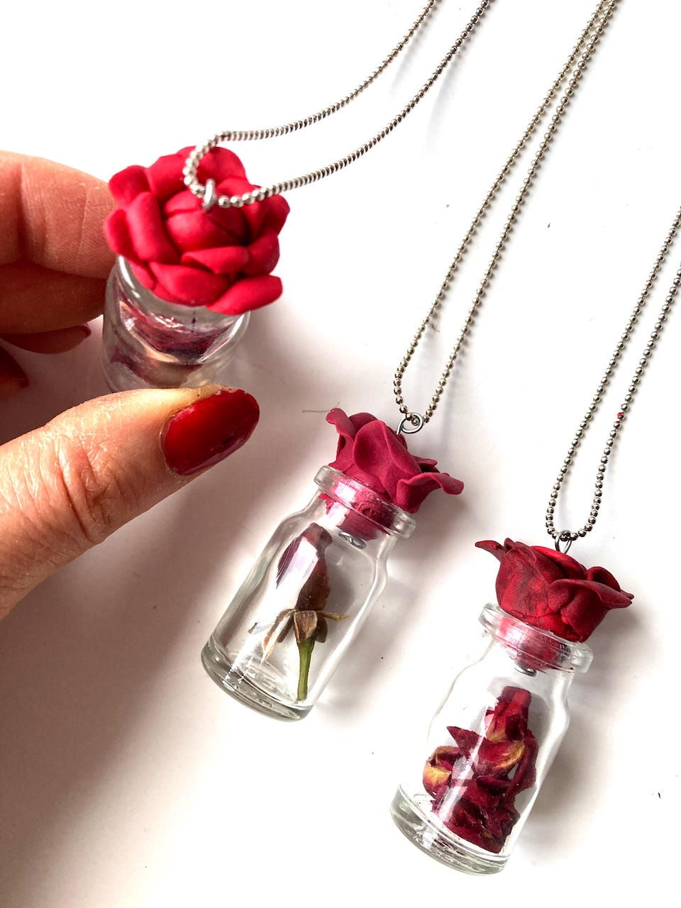 Thumbnail: Sautoirs ROSES ROUGES fioles en verre fleur séchée bouchon rose rouge polymère