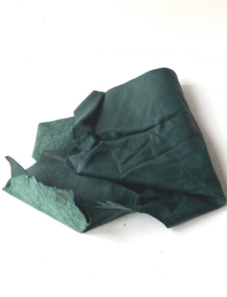Miniature : Cuir vert  chute irrégulière, d'un travail de tapisserie en siège 