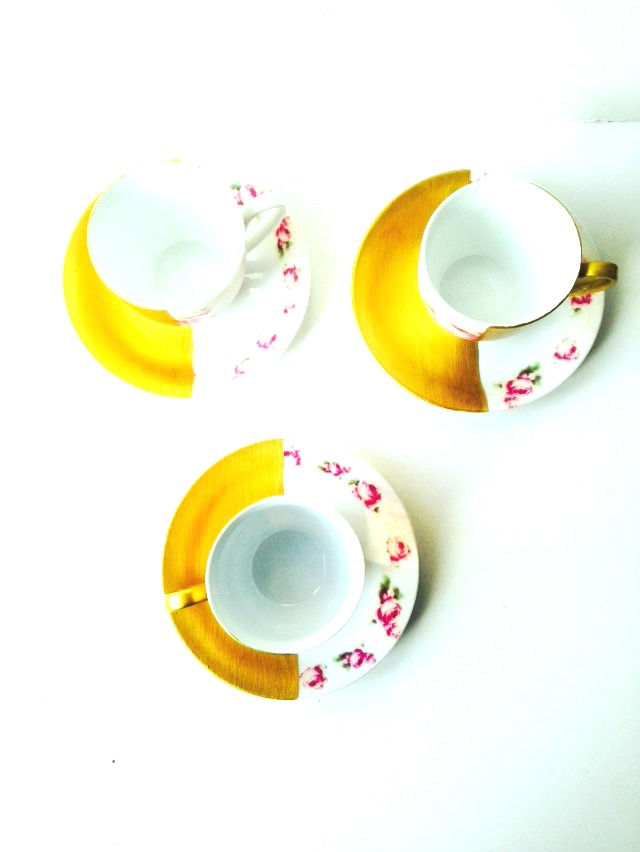 Miniature : Tasses et soucoupes MI-DO-RÉ petites fleurs roses et peintes dorées à la main