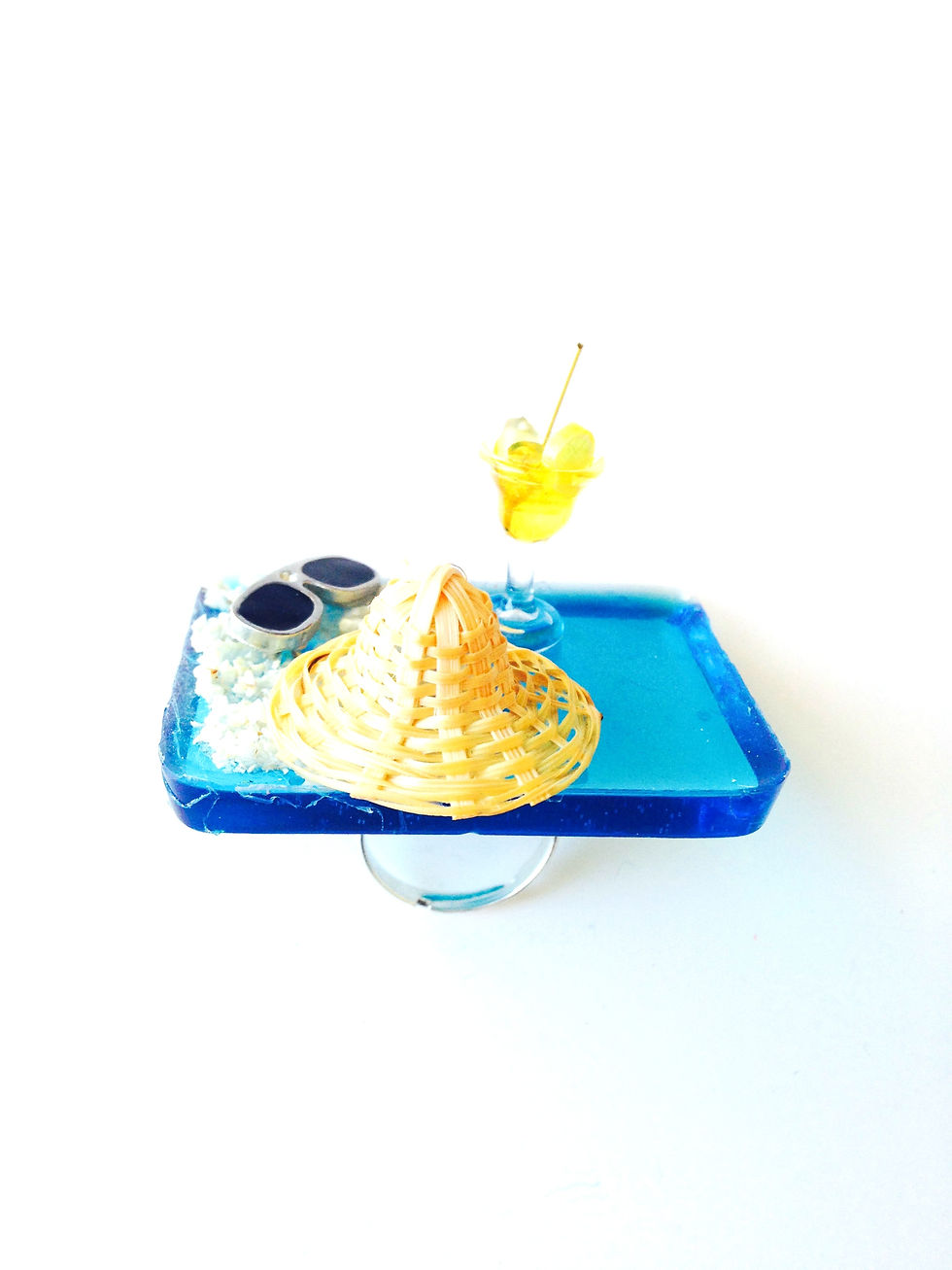 Thumbnail: Bague LA PLAGE scène miniature chapeau sable lunettes de soleil miniatures