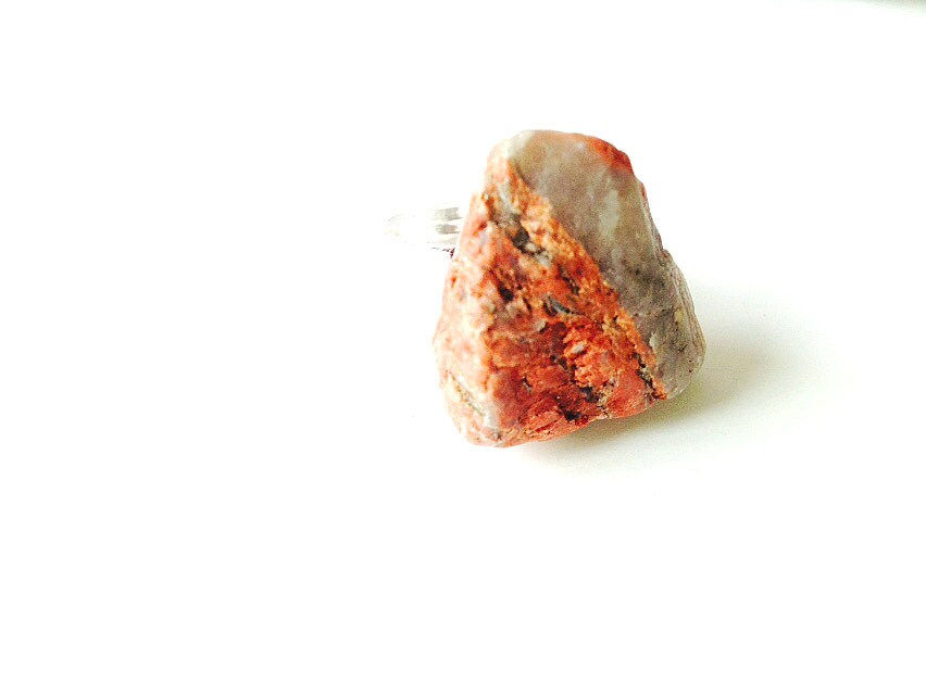 Thumbnail: Bague ONDÉE rouge pierre naturelle des Îles Shetland anneau argenté