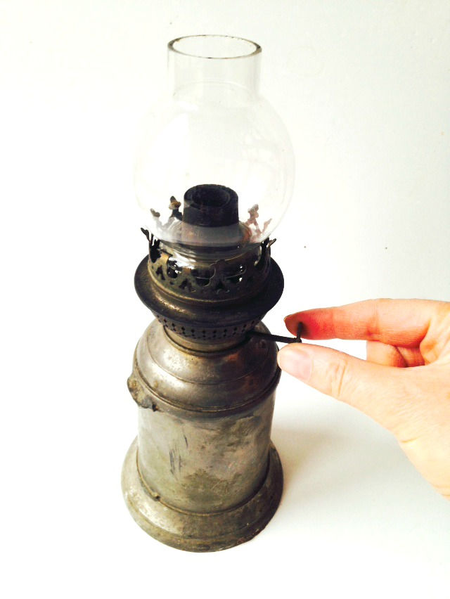 Miniature : Lampe à pétrole ancienne, pour décoration. Fonctionne sans doute