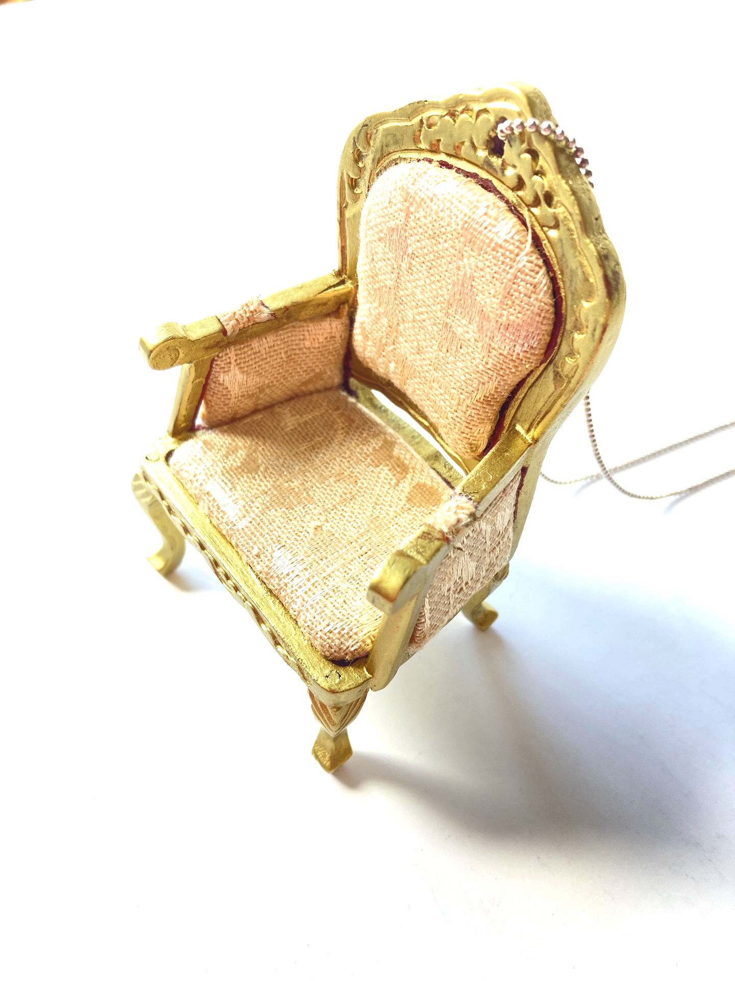 collier Versailles siège miniature fauteuil maison de poupée The Sausage Jewels