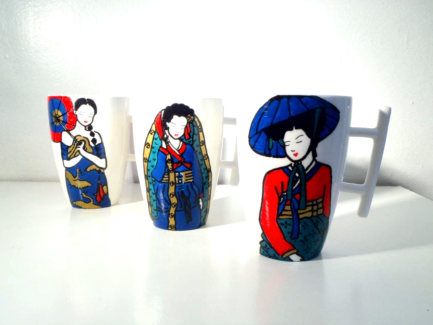 Tasses peintes LES KISAENGS par SophieLDesign