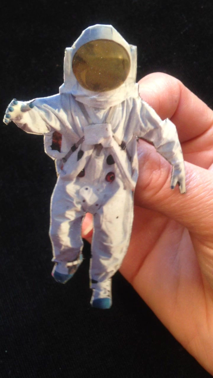 Thumbnail: broche faite main en carton cosmonaute astronaute spationaute