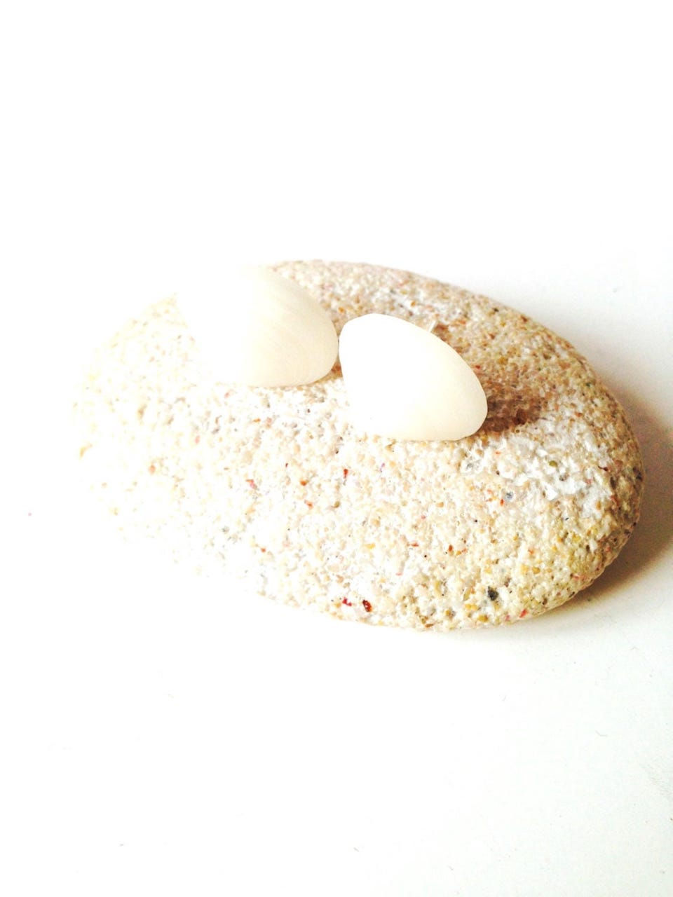 Puces d'oreilles KO SAMUI coquillages tout blancs nacrés de petite taille