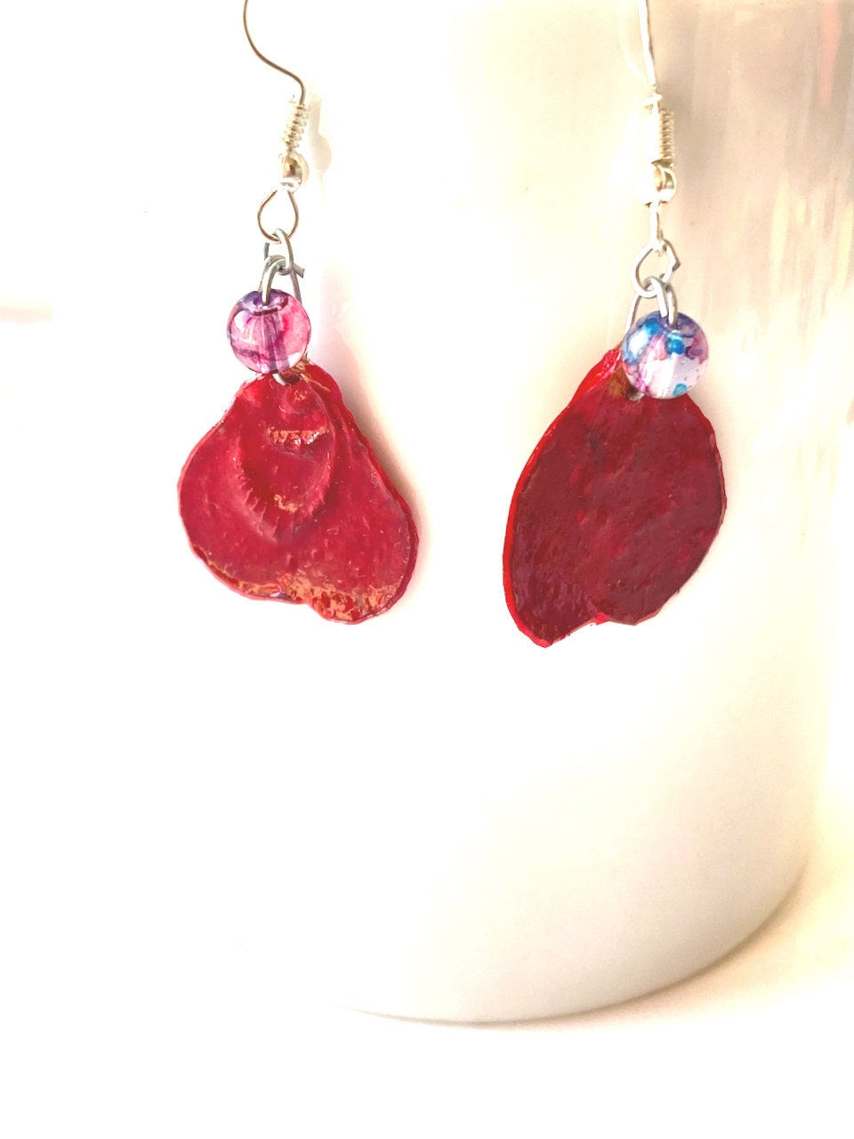 Thumbnail: Boucles d'oreilles PÉTALES DE ROSE vrais pétales rouges perles