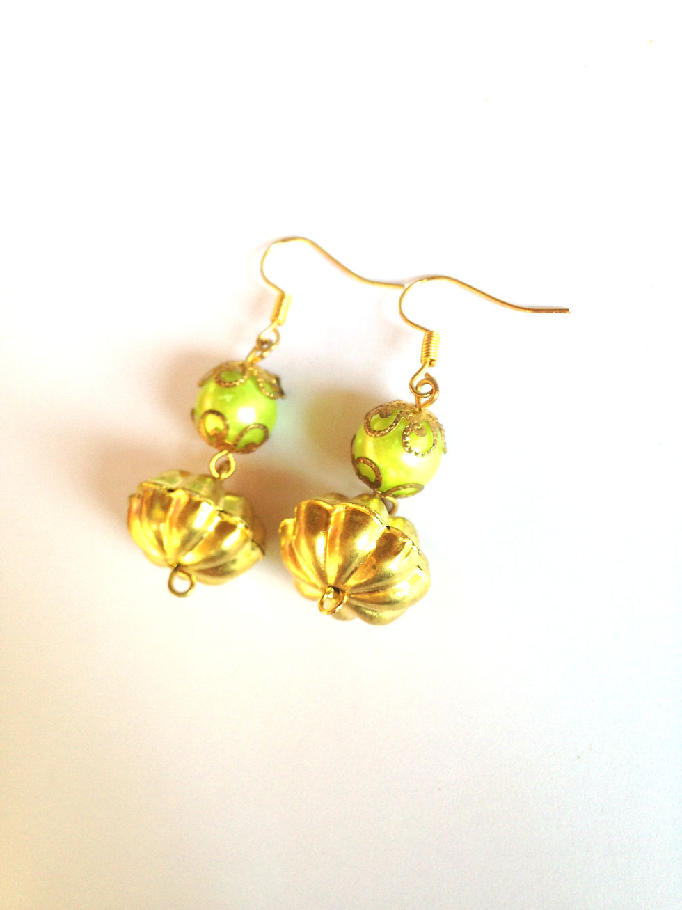 Thumbnail: Boucles d'oreilles SATUN dorées et vert amande perles Thaï ouvragées