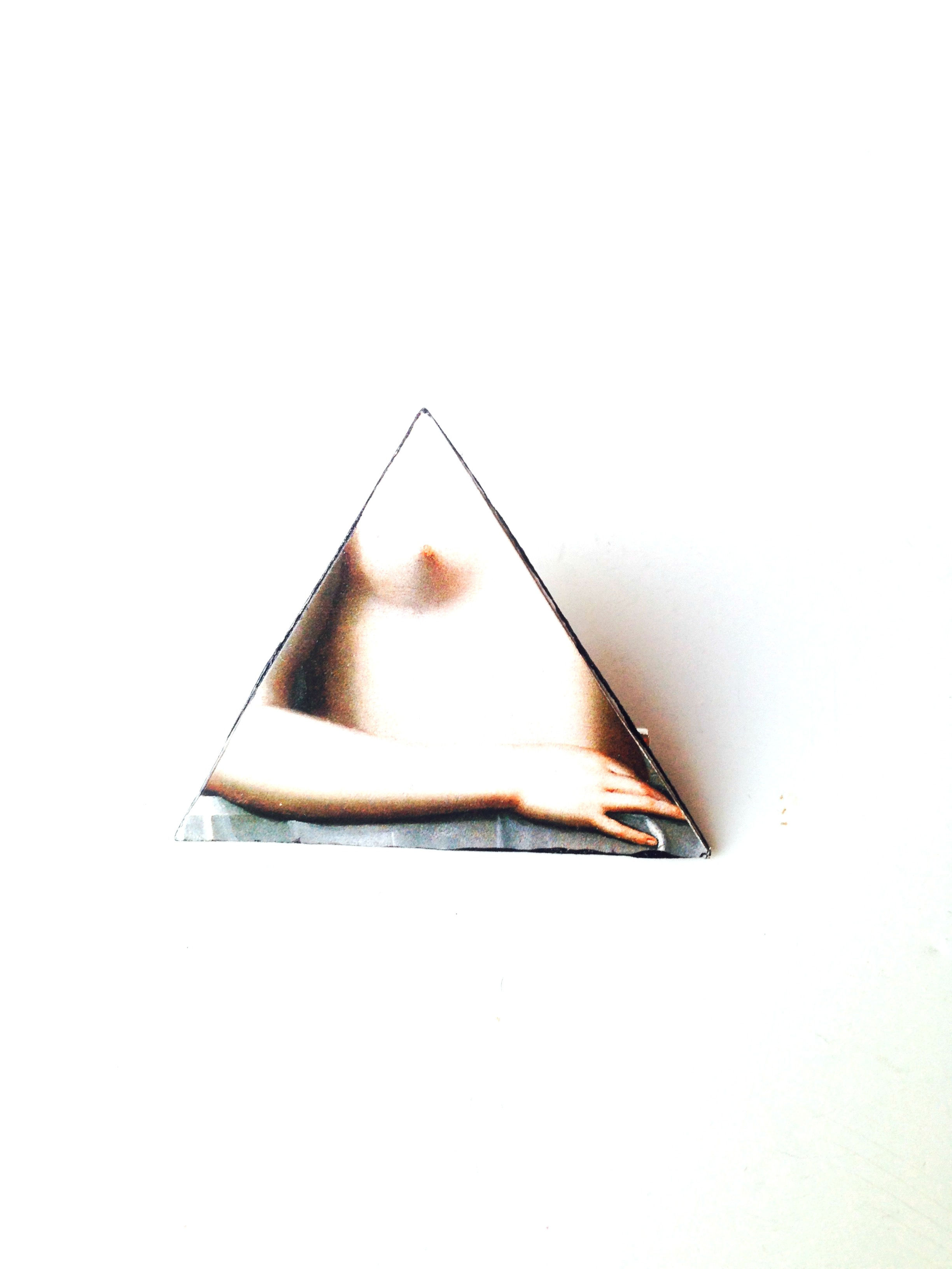 Broche GABRIELLE D'ESTRÉE triangle cartonnée par The Sausage