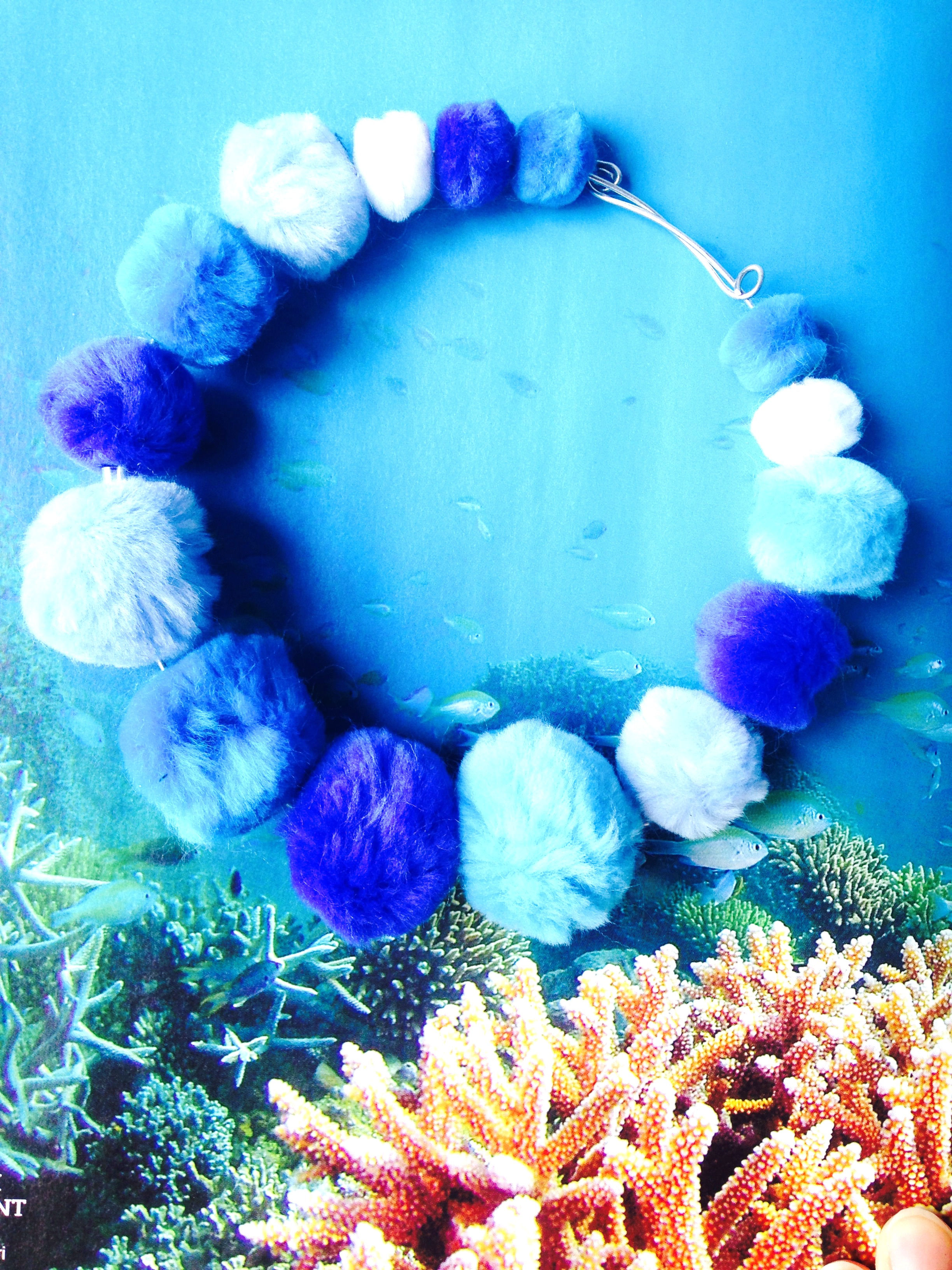 Collier ras du cou LAGON perles fausse fourrure bleues