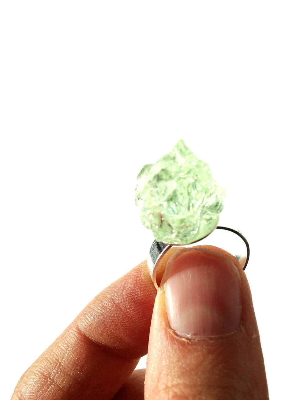 Thumbnail: Bague DIAMANT VERT pierre de verre vert anis non taillée sur anneau argenté