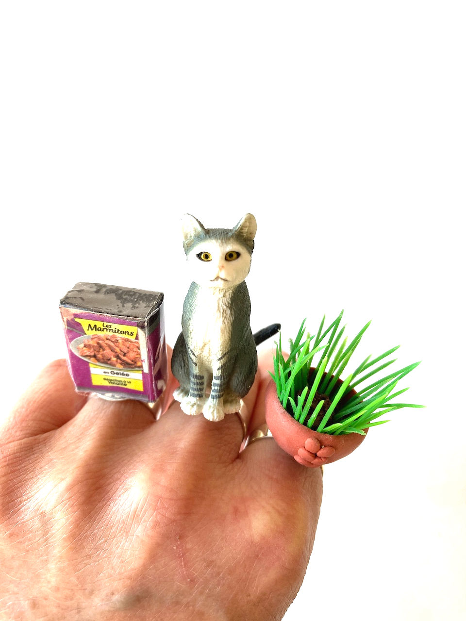 Thumbnail: bague triple the sausage jewels bague croquette bague chat gris 3D et bague plante herbe a chat
