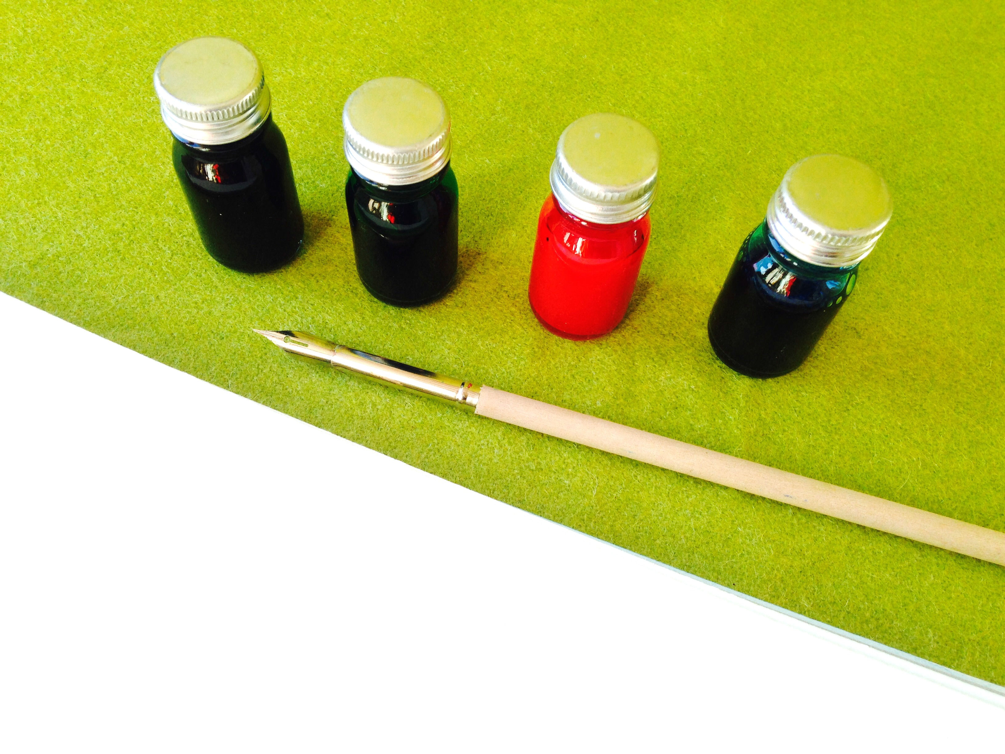 Kit de Calligraphie 4 bouteilles d'encres parfumées colorées, et 1 porte plume.
