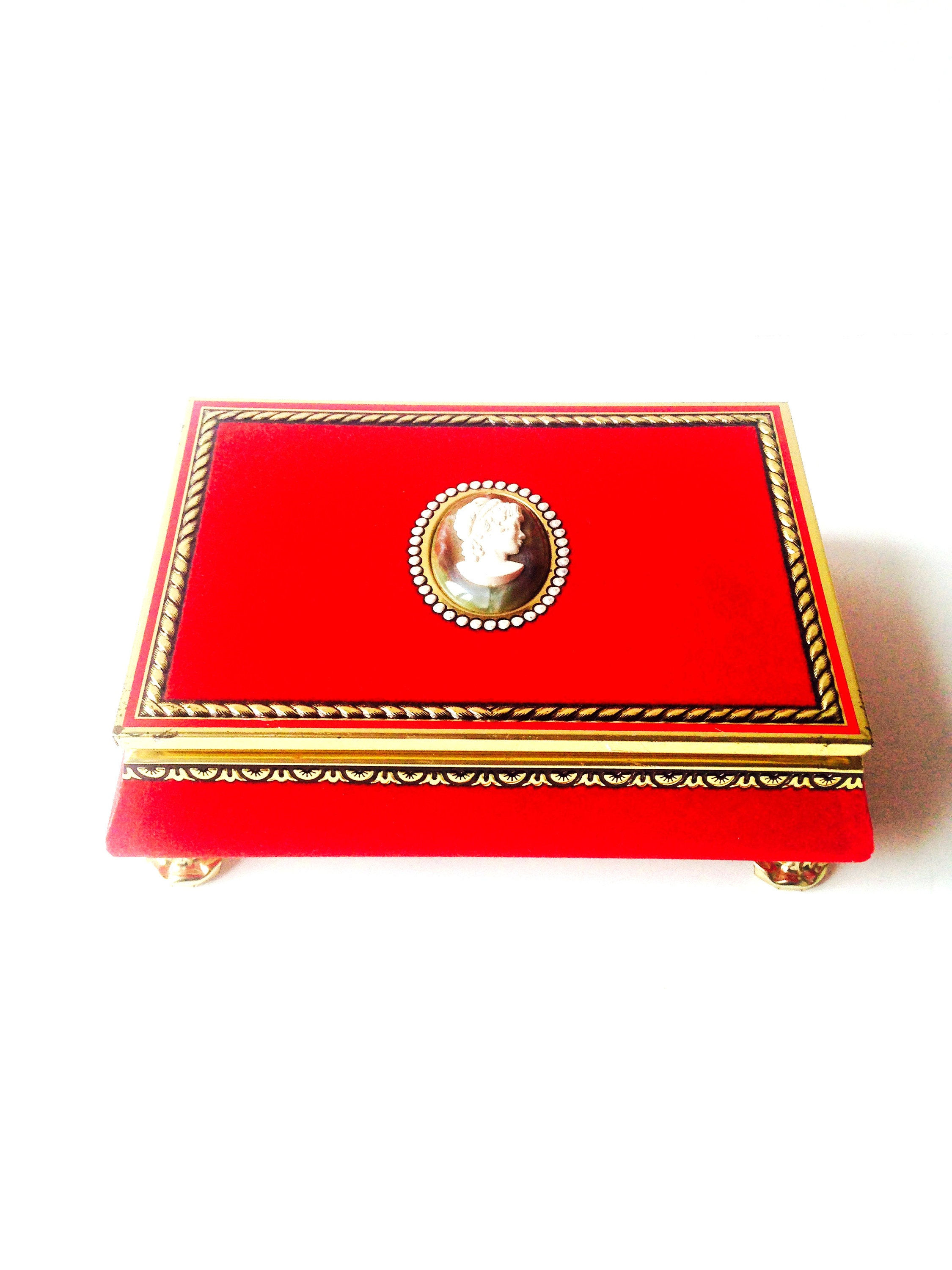 Boîte à bijou ancienne recouverte de velours rouge avec camée, rectangulaire