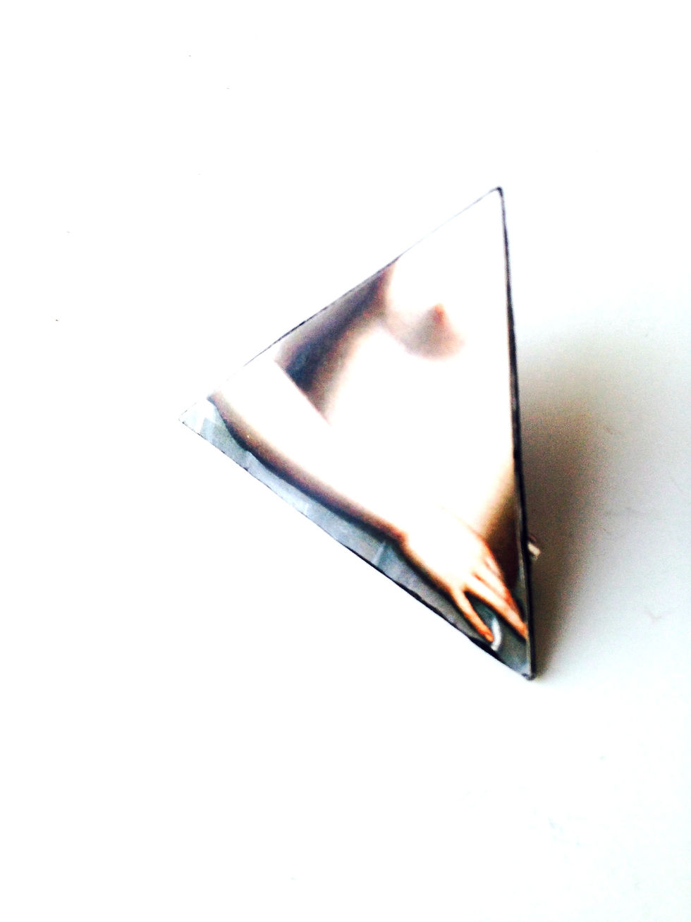 Thumbnail: Broche GABRIELLE D'ESTRÉE triangle cartonnée par The Sausage