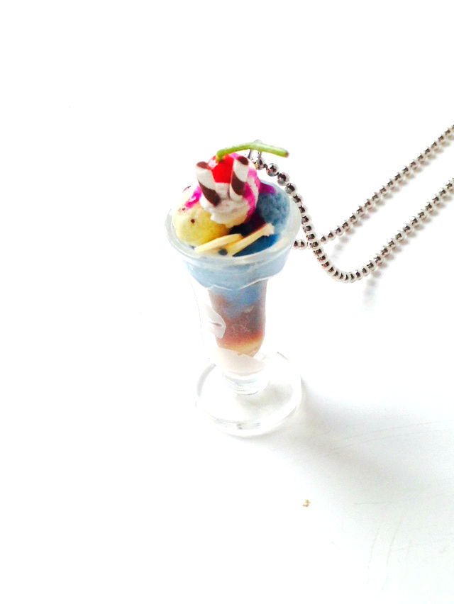 Thumbnail: vue de profil collier crème glacée pendentif bleu et rouge