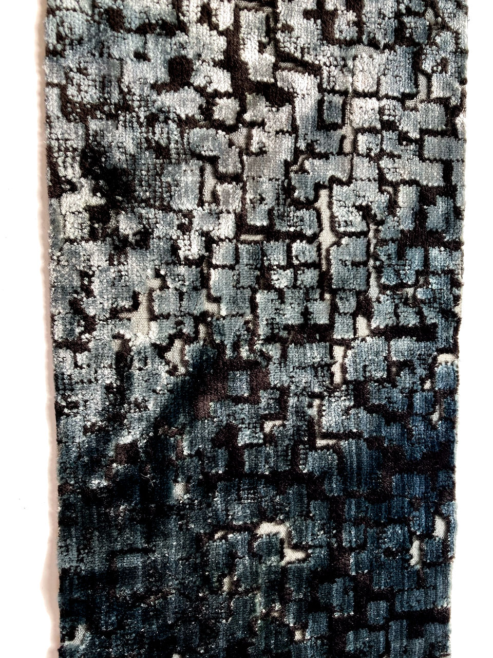 Miniature : Morceau de velours spécial gaufré avec motifs géométriques gris