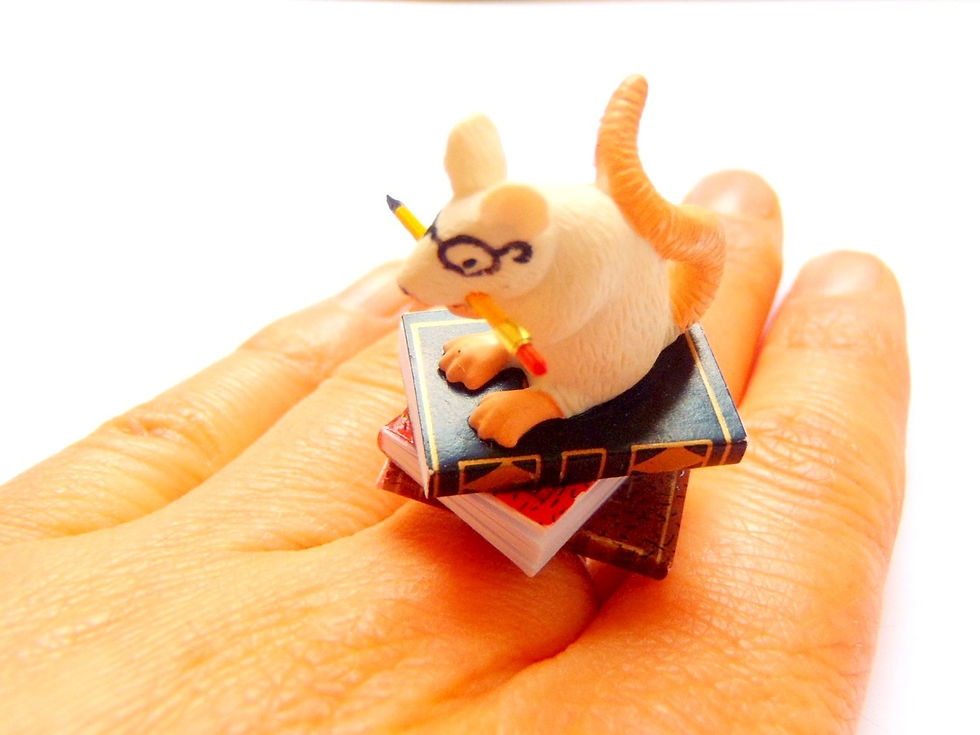 Thumbnail: Bague LE RAT DE BIBLIOTHÈQUE rat et livres miniatures