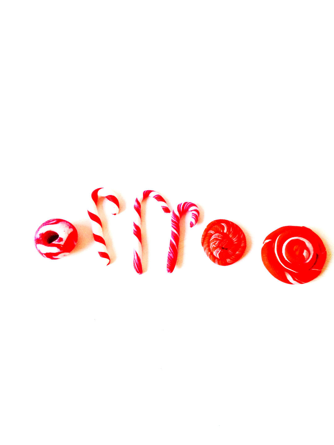 Sucres d'orge miniatures en pâte polymère rouges et blancs