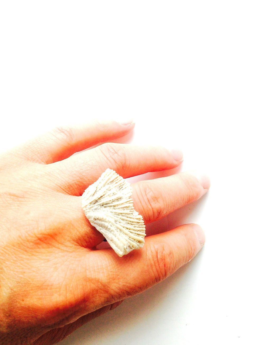 Thumbnail: Bague ENVERGURE en pierre de corail naturelle