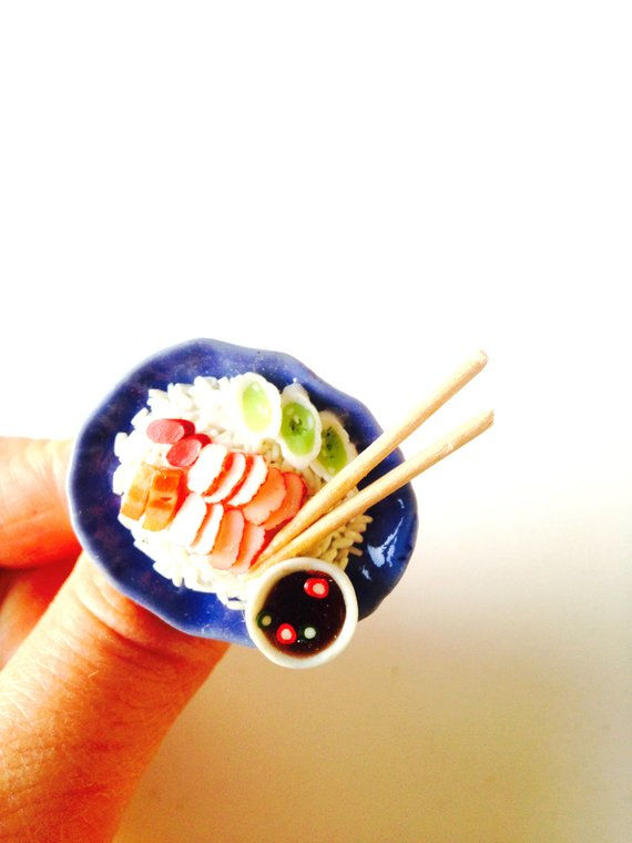 Thumbnail: Bague LE RESTAU THAI plat miniature riz porc et baguettes