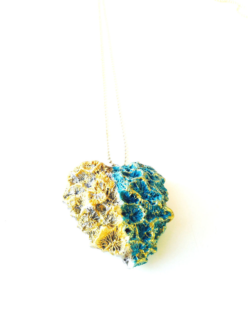 Thumbnail: Collier sautoir COEUR TURQUOISE pierre de corail forme coeur peint