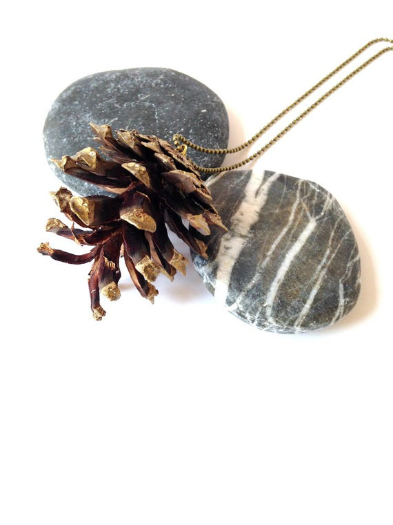 Thumbnail: Collier PROMENADE EN FORÊT pomme de pin chaîne bronze