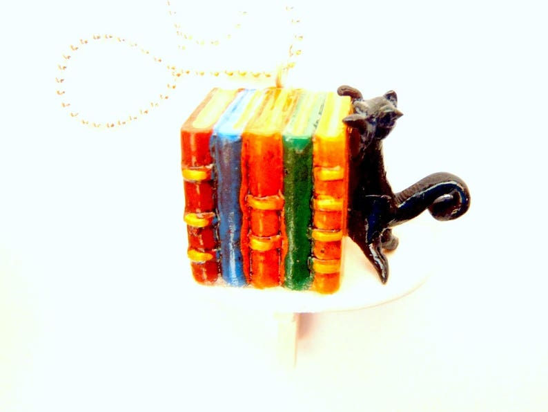 Thumbnail: Sautoir L'ÉTAGÈRE DE LIVRES, livres miniatures chaton noir