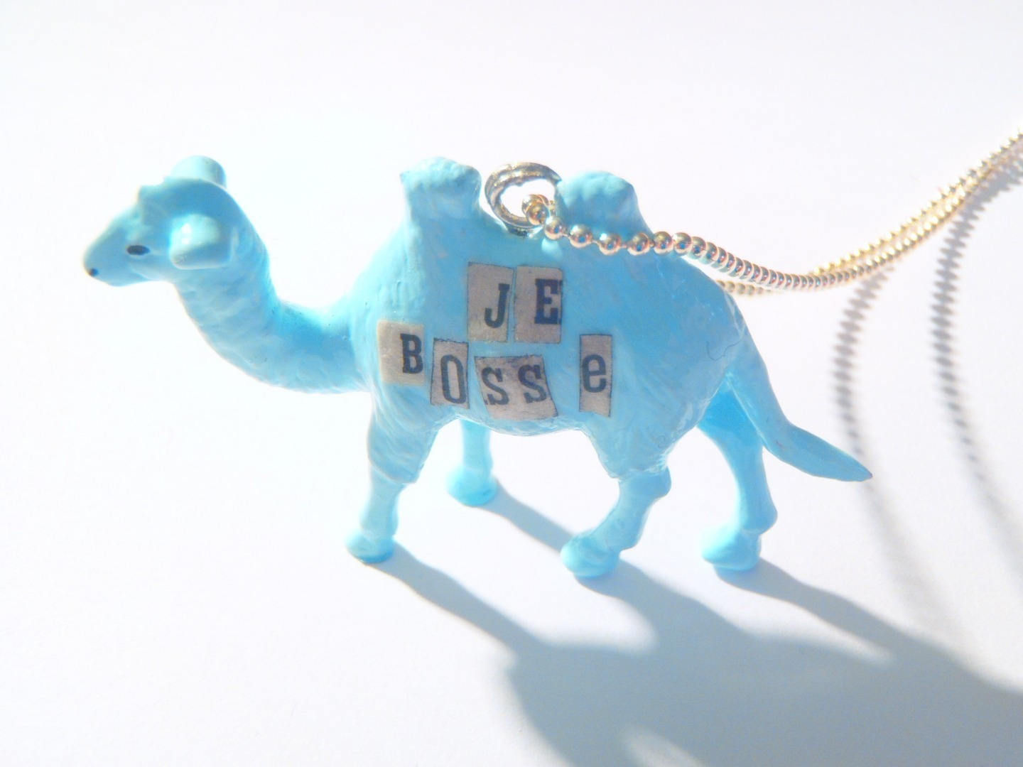 Collier JE BOSSE, MOI pendentif chameau bleu ciel