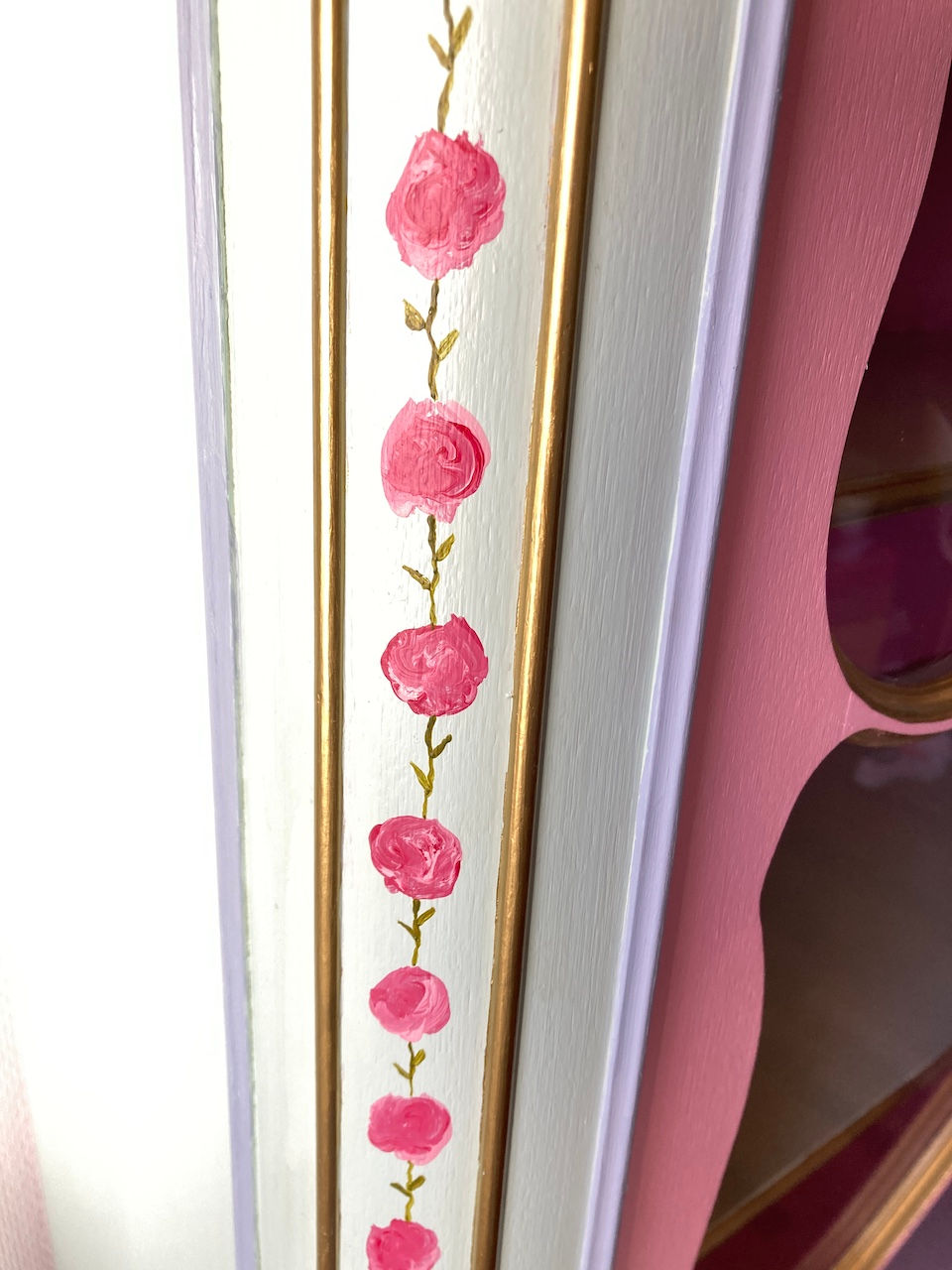 Miniature : roses peintes sur les côtés vaisselier Louis XV SophieLDesign