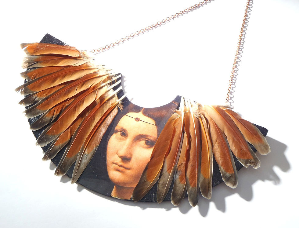 Thumbnail: collier avec pendentif demi lune portrait de la belle ferronnière plumes marron