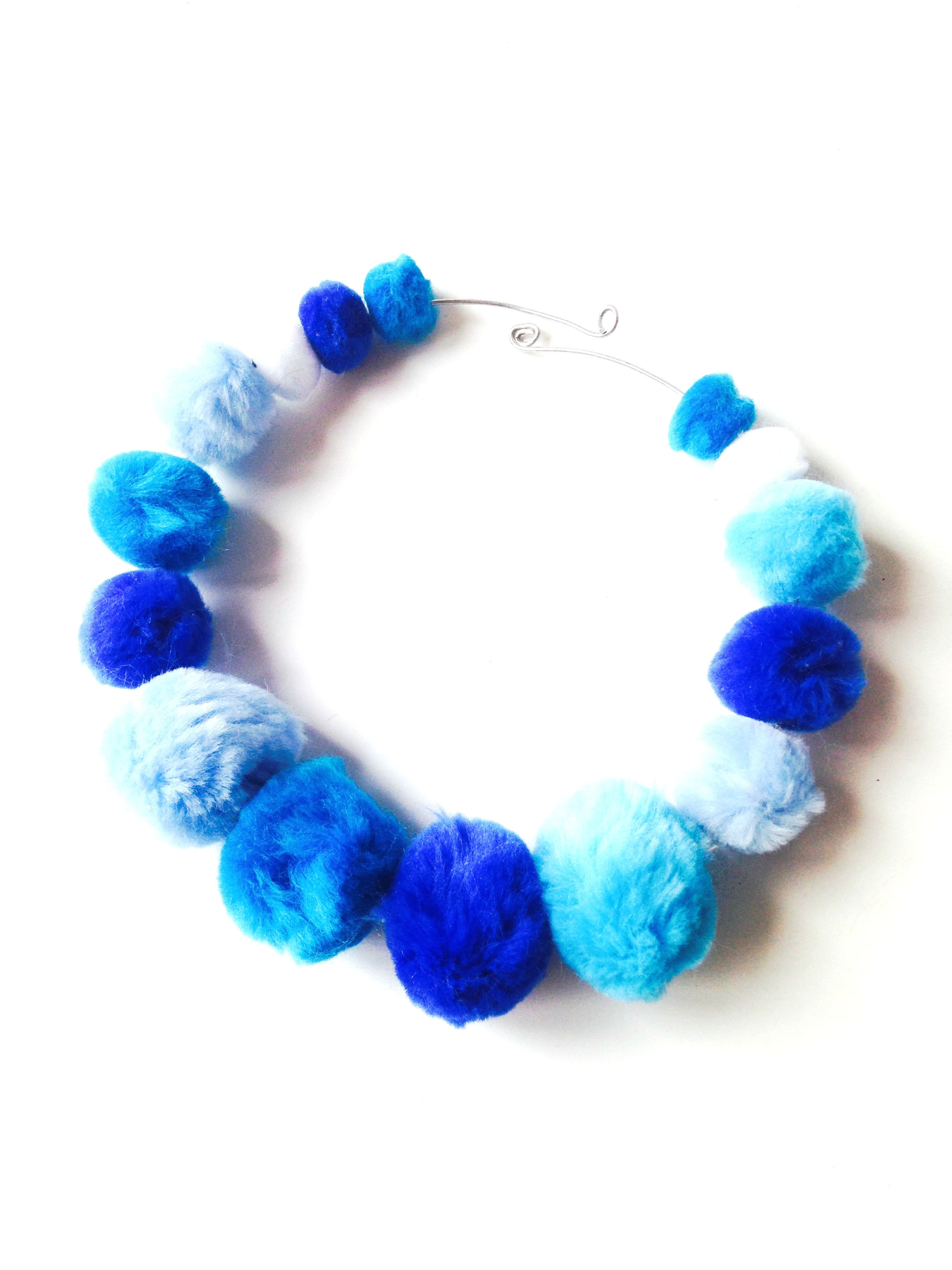 Collier ras du cou LAGON perles fausse fourrure bleues