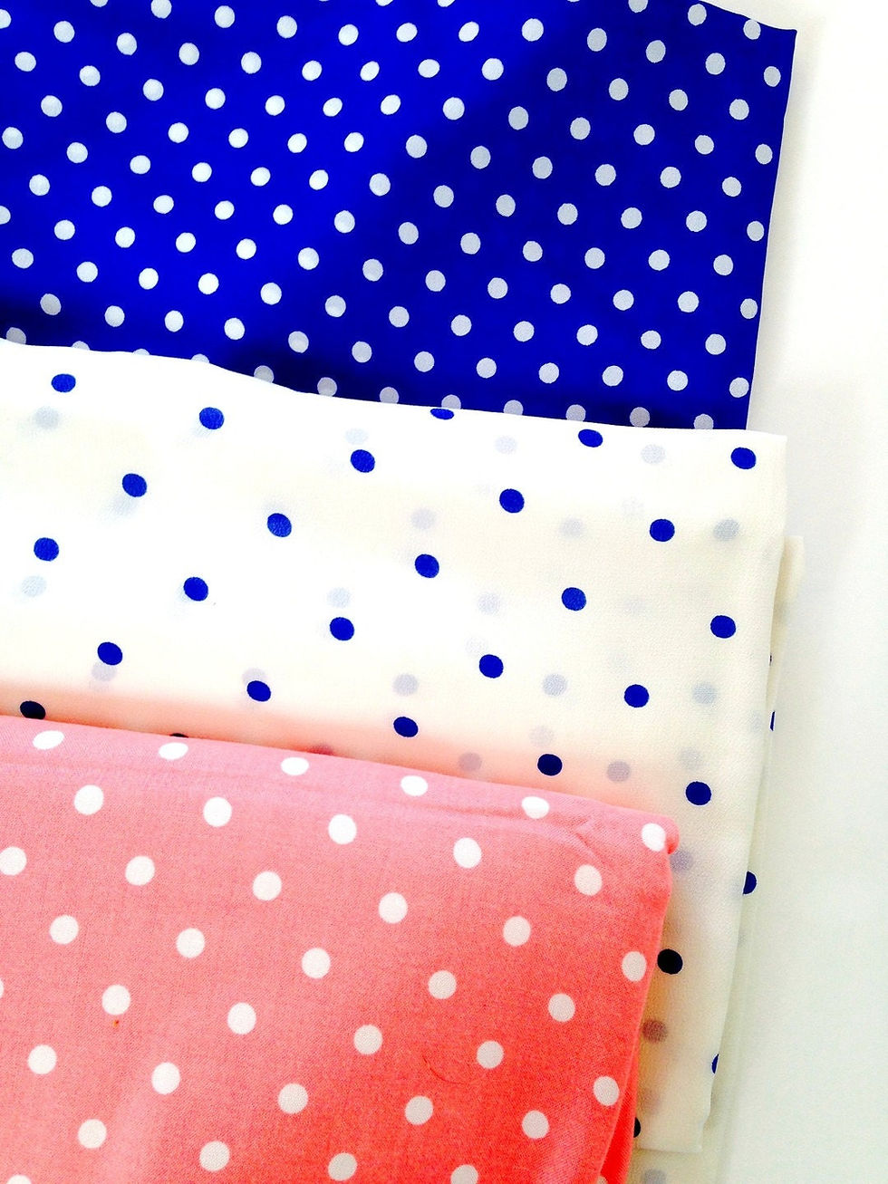 Miniature : BLEU, BLANC, ROSE -- Lot de trois tissus à pois pour création patchwork ou autre