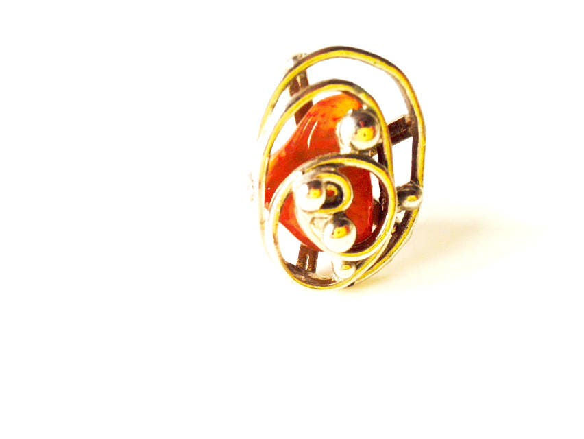 Thumbnail: Bague Vintage, pierre ambrée dans sa gangue de métal argenté ajustable