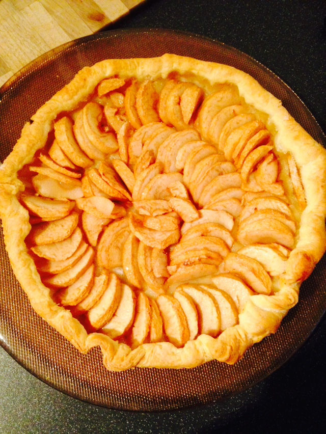 Thumbnail: Broche TARTE AUX POMMES carton avec petite part mobile par The Sausage