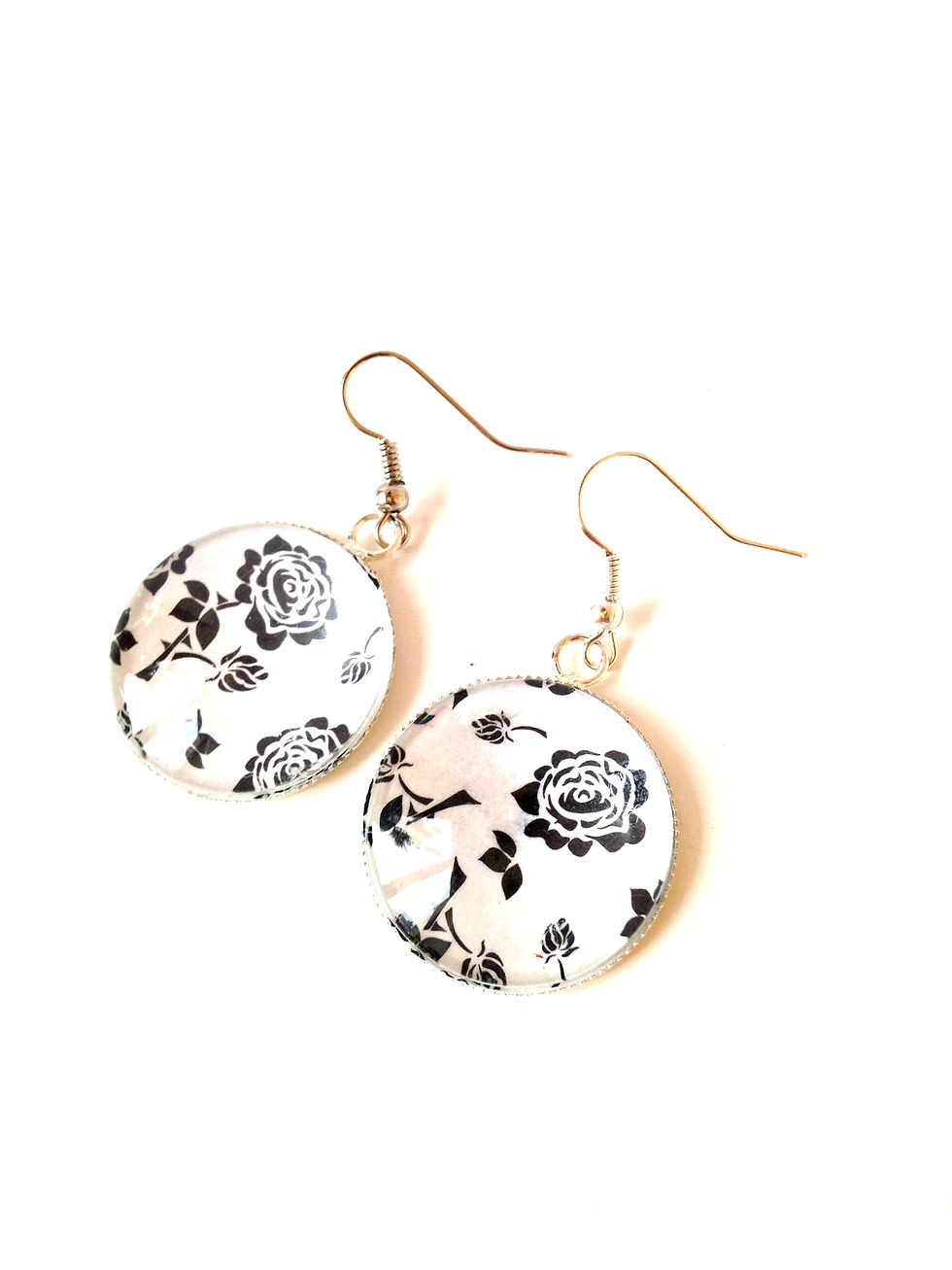 Thumbnail: Boucles d'oreilles cabochon ROSES NOIRES