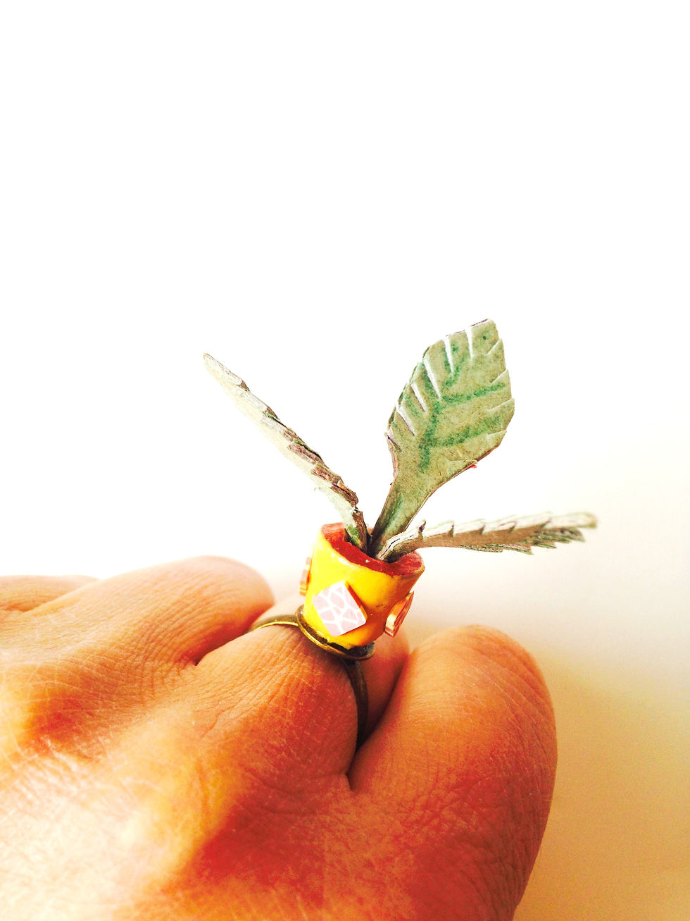 Bague JE SUIS UNE BELLE PLANTE, plante en pot miniature, pot jaune The Sausage