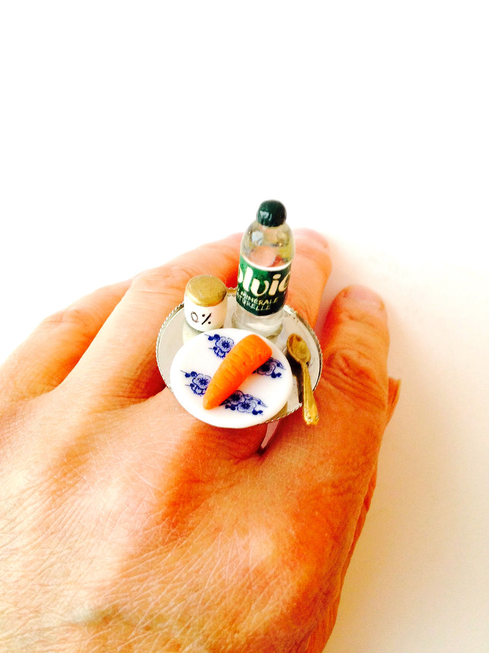 Thumbnail: vue de loin bague regime portee sur main
