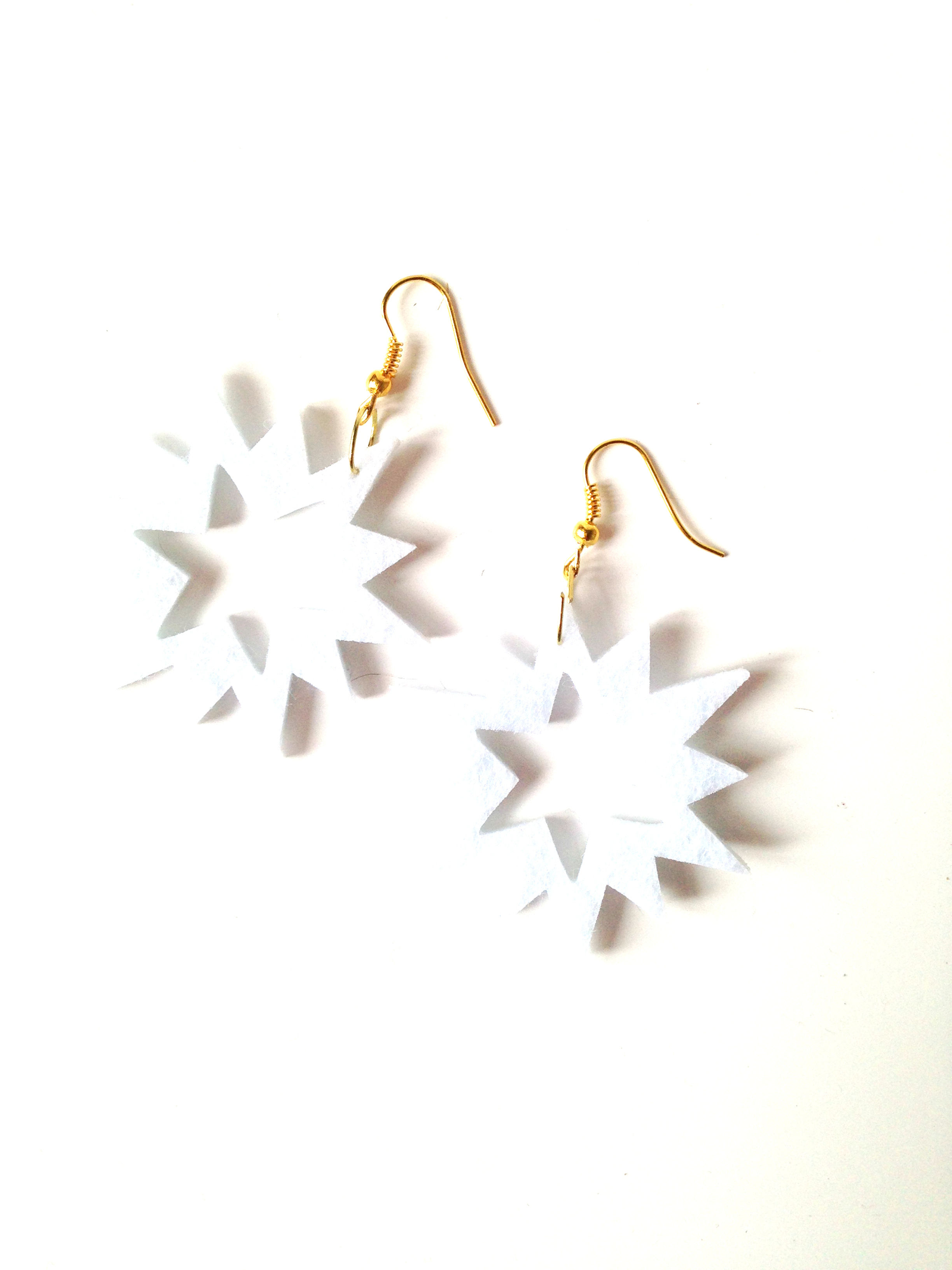 Boucles ÉTOILES en feutrine blanche apprêts dorés